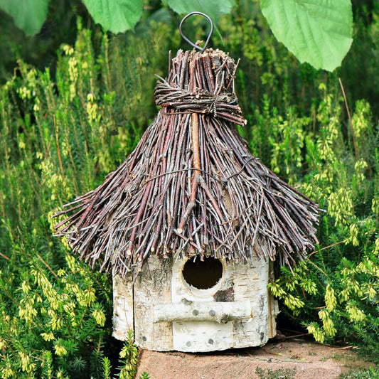 Vogelhaus Birke aus echtem Birkenholz mit Dach aus Birkenreisig und Öse zum aufhängen