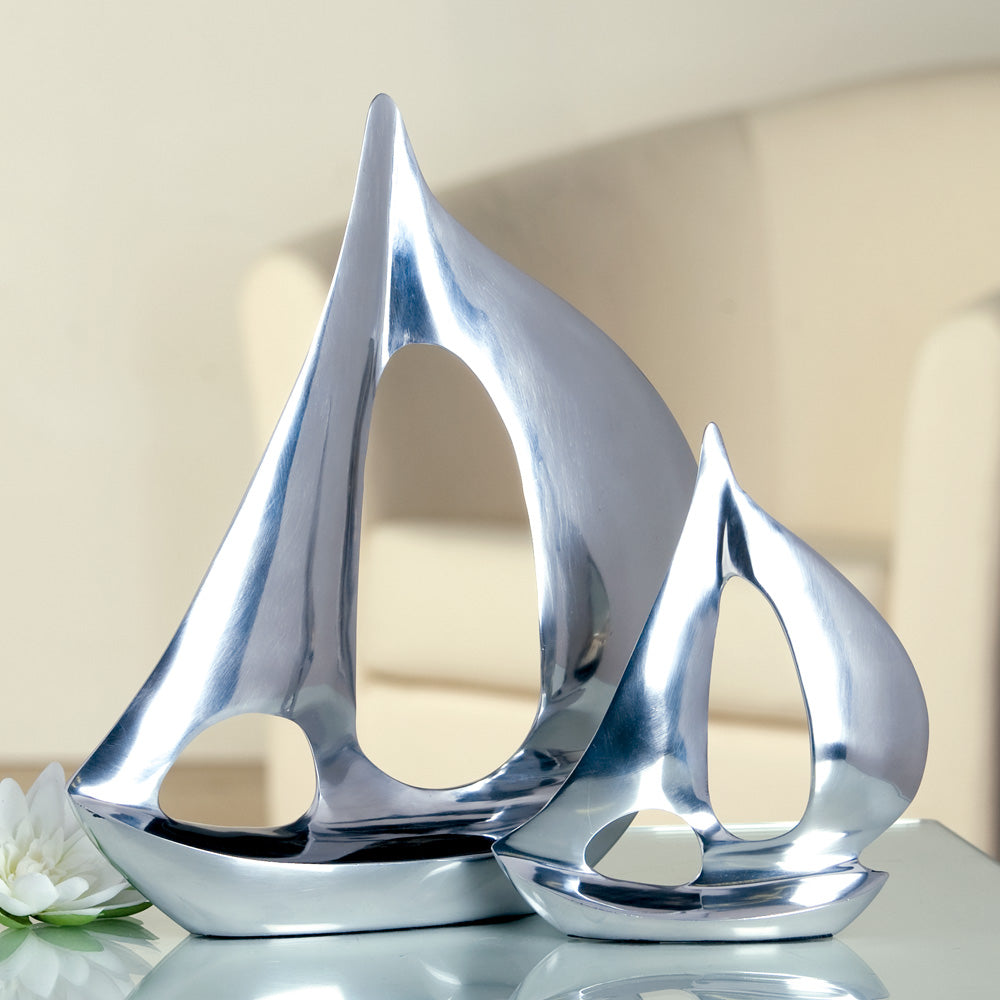 Skulptur "Boot" aus gegossenem Aluminium, das im darauffolgenden Bearbeitungsschritt aufwändig poliert wurde. Dadurch entsteht eine besondere und glänzende silberne Oberfläche.