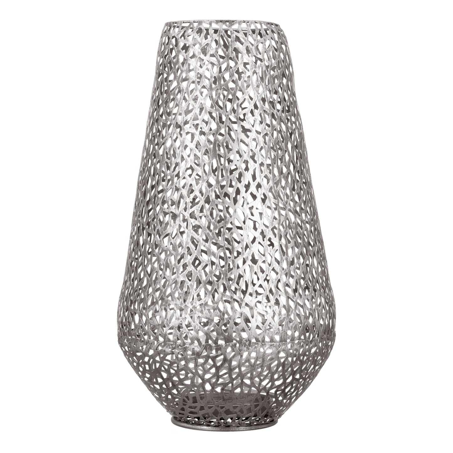 Dieses Boden - Windlicht ist für Kerzen geeignet und besteht aus Metall, in der Färbung Antiksilber beschichtet mit tollen eckigen Stanzmustern