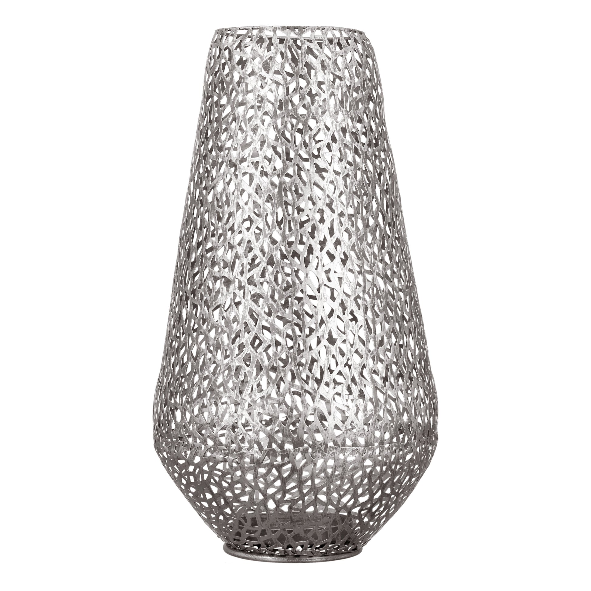 Dieses Boden - Windlicht ist für Kerzen geeignet und besteht aus Metall, in der Färbung Antiksilber beschichtet mit tollen eckigen Stanzmustern