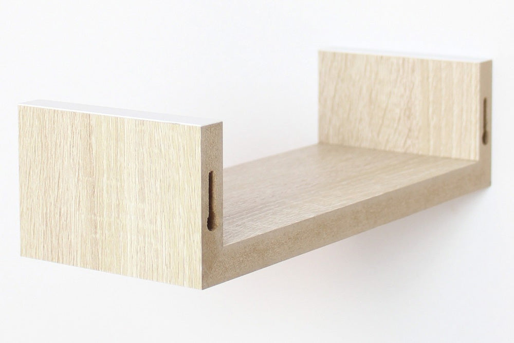 Wandregal 3er Set aus Naturholz sind in trendig, schlichtem Kontrastdesign und in natürlicher Holzoptik hergestellt. Das Holz ist furniert und mit kräftig weiß lackierten Kanten versehen. 