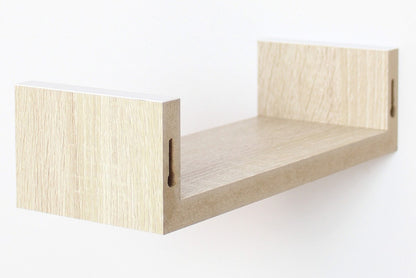 Wandregal 3er Set aus Naturholz sind in trendig, schlichtem Kontrastdesign und in natürlicher Holzoptik hergestellt. Das Holz ist furniert und mit kräftig weiß lackierten Kanten versehen. 