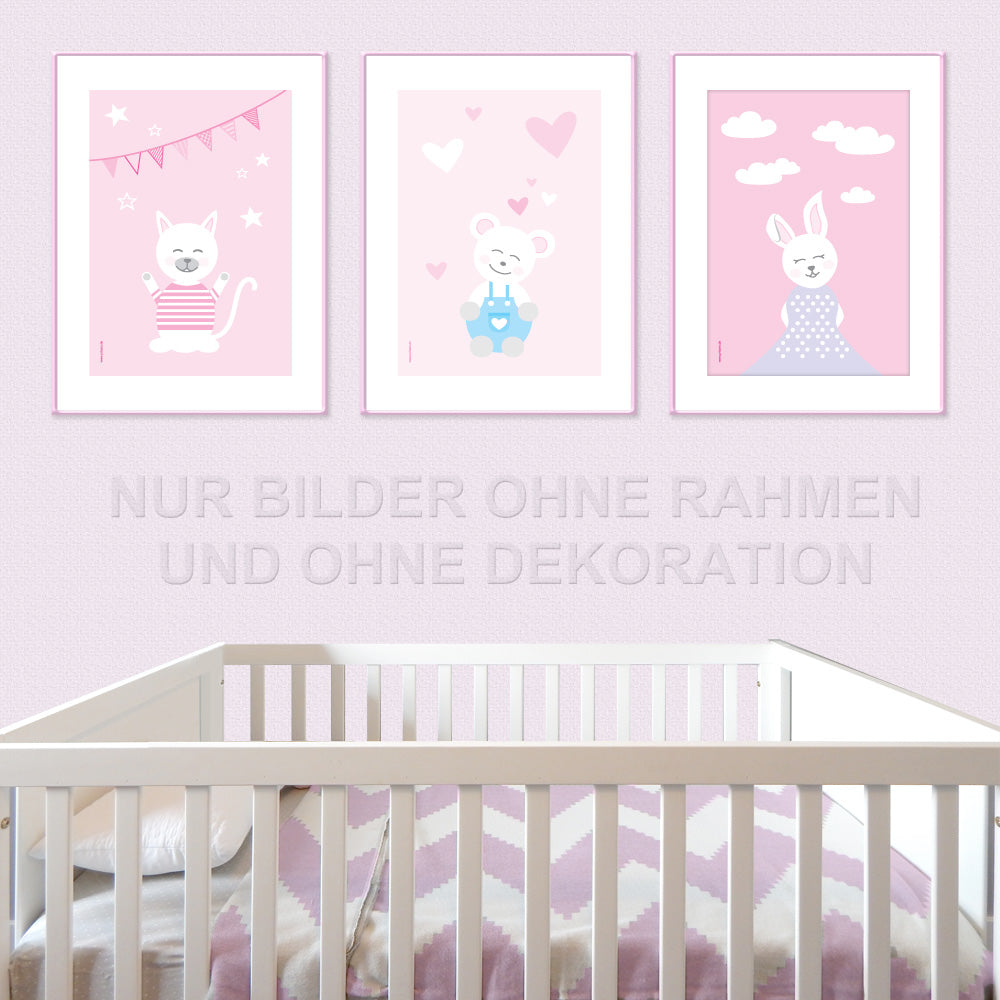 posterset "tier harmonie" 3 verschiedene tiermotive auf rosafarbenem hintergrund (katze, teddy, hase), in kinderzimmer auf rosa tapete