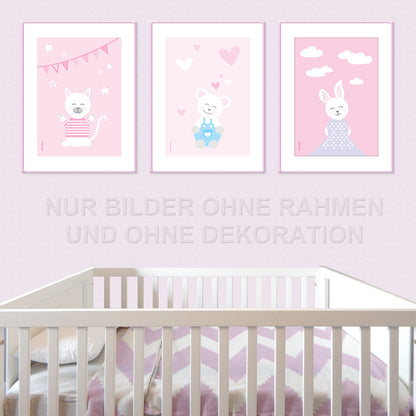 posterset "tier harmonie" 3 verschiedene tiermotive auf rosafarbenem hintergrund (katze, teddy, hase), in kinderzimmer auf rosa tapete