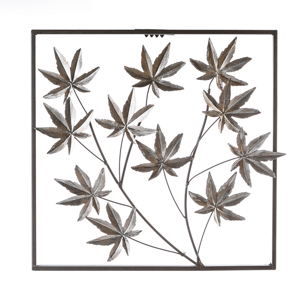 Wandbild "Ahorn" besteht aus einem quadratischen Metallrahmen in den im offenen Design Metalläste mit Metallblättern angeordnet sind. Die Blätter sind in Silbertönen gefärbt. Der Rahmen ist dunkelbraun.