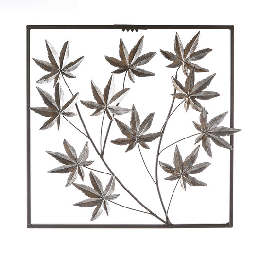 Wandbild "Ahorn" besteht aus einem quadratischen Metallrahmen in den im offenen Design Metalläste mit Metallblättern angeordnet sind. Die Blätter sind in Silbertönen gefärbt. Der Rahmen ist dunkelbraun.