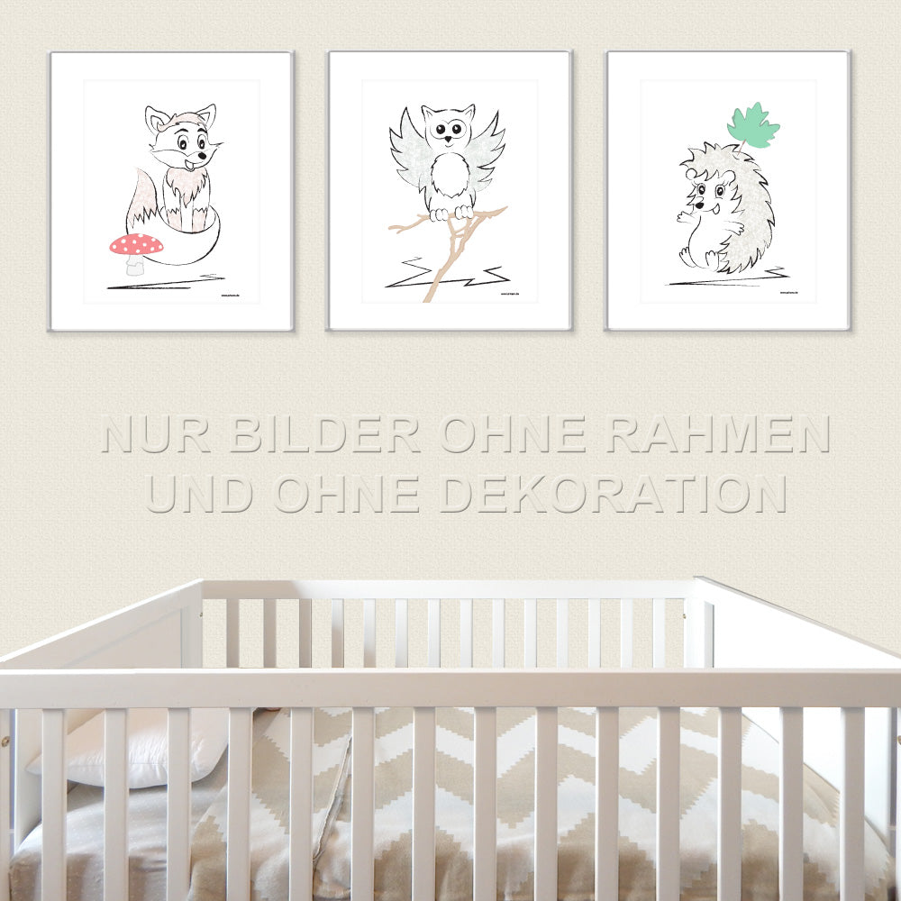 posterset "waldtiere", 3 verschiedene tiere auf weißem hintergrund (fuchs, eule und igel), in kinderzimmer auf beiger tapete