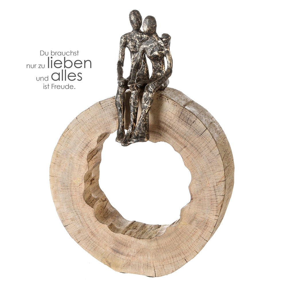 Die Skulptur "Together" besteht aus einer massiven, naturbelassenen Baumscheibe aus Mango Holz. Auf der Skulptur befindet sich ein Paar, das gemeinsam und innig nebeneinander sitzt.