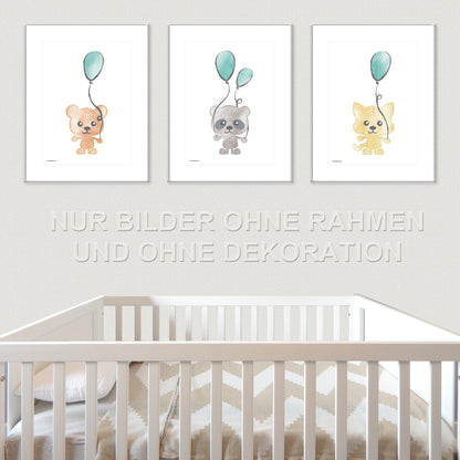 posterset "tierkinder", 3 verschiedene tiermotive mit luftballon auf weißem hintergrund (bär, panda und tiger), in kinderzimmer auf grauer tapete