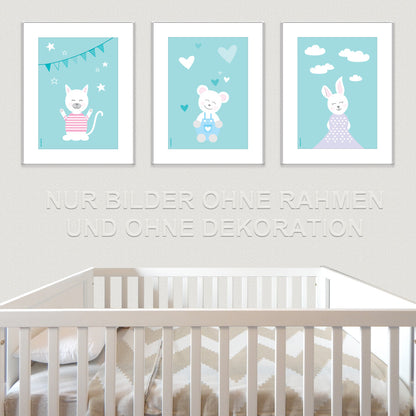 posterset "tier harmonie türkis" 3 verschiedene tiermotive auf türkisfarbenem hintergrund (katze, teddy, hase), in kinderzimmer auf grauer tapete
