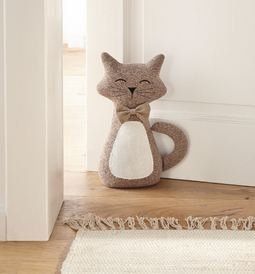 Türstopper stehende braun-weiße Katze mit Schleife am Hals in Strickoptik, mit schwerer Sandfüllung