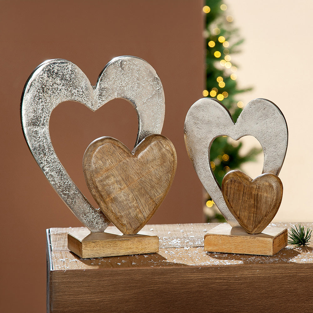 Die Skulptur "Doppelherz" ist eine Kombination aus Herzen bestehend aus echtem Aluminium und hochwertigem Mangoholz. Beides ist auf einer Basisplatte, die ebenfalls aus Mangoholz besteht, befestigt.