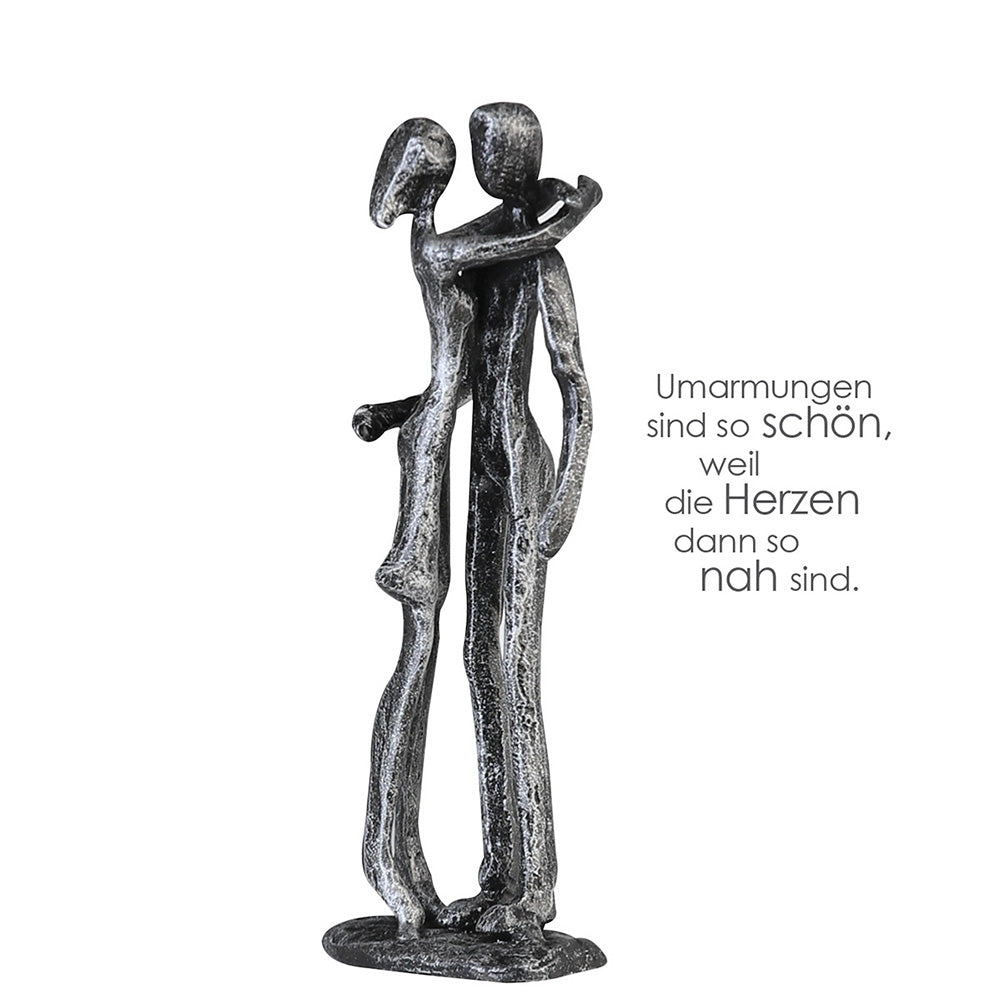 Die Design Skulptur "Couple" in antikem Silber ist aus Eisen gefertigt und stellt ein sich umarmendes Paar dar.