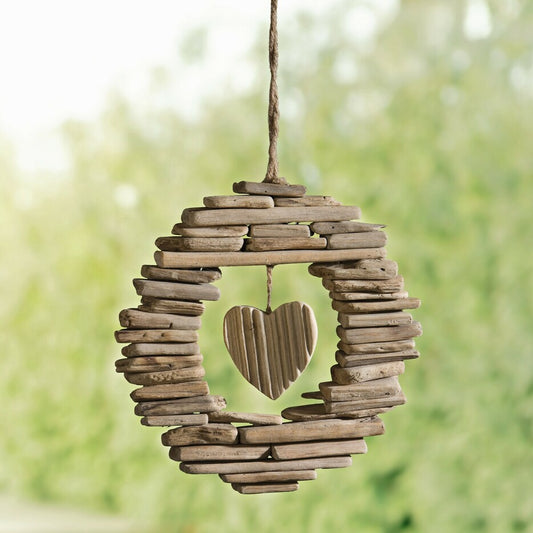 Runder Deko-Hänger  aus naturbelassenem Holz- und Treibholzstücken, dekorativ zusammengesetzt und werden von einer Sisalschnur gehalten. In der Mitte befindet sich ein Holzherz ebenfalls aus Treibholzstücken.