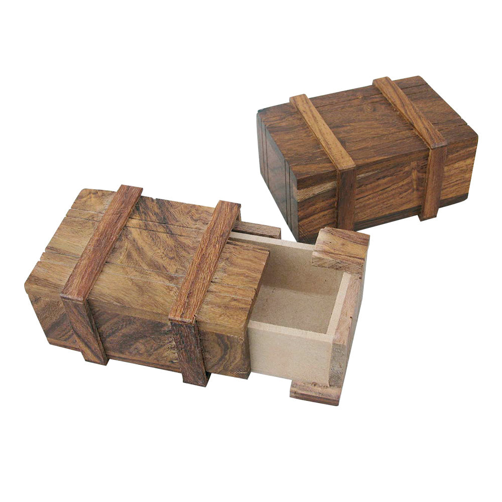 Kleine braune Holzbox mit einem diagonalen Griff. 