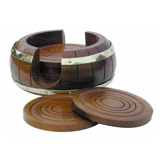 Untersetzer-Set "Fass". Sechs Untersetzer in einem Halter im Fass-Design aus Holz. Die Fassringe sind aus Messing.