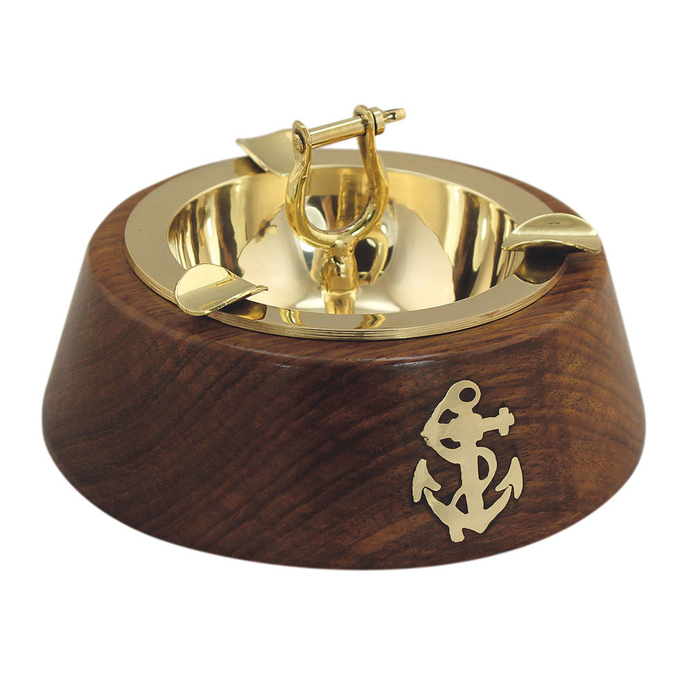 Aschenbecher aus Holz und Messing gefertigt. Mit Schäkel und Anker-Symbol aus Messing in maritimen Design. Mit drei Auflagen für Zigaretten.