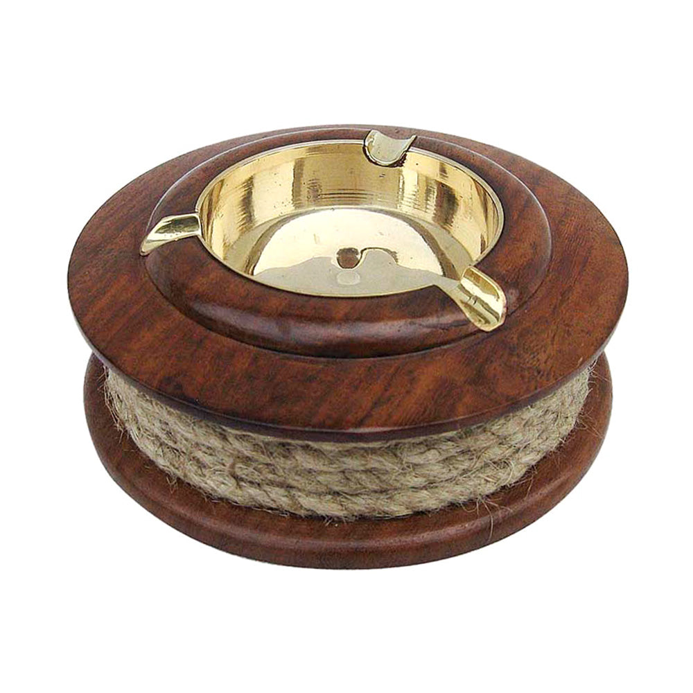 Aschenbecher aus Holz und Messing mit seitlichem umlaufenden Tau im maritimen Design. Mit drei Auflagen für Zigaretten.
