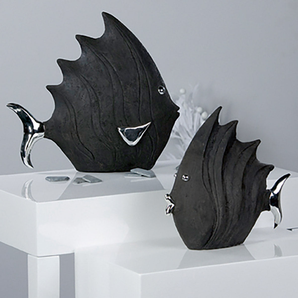 Die Figur "Fisch" in schwarzer Stein-Optik ist aus Kunstharz gefertigt. Durch die silberne Färbung von Augen, Mund und Flossen wurden tolle Akzente gesetzt. 