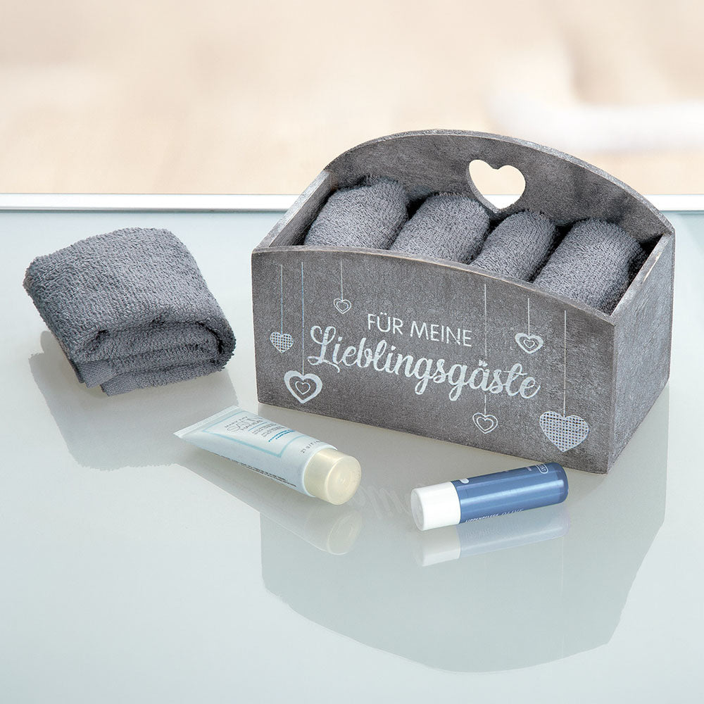 Graue Gästehandtuchbox mit der weißen Aufschrift „Für meine Lieblingsgäste“ wird inklusive vier, kleiner passender Gästehandtücher aus Baumwolle ausgeliefert. 