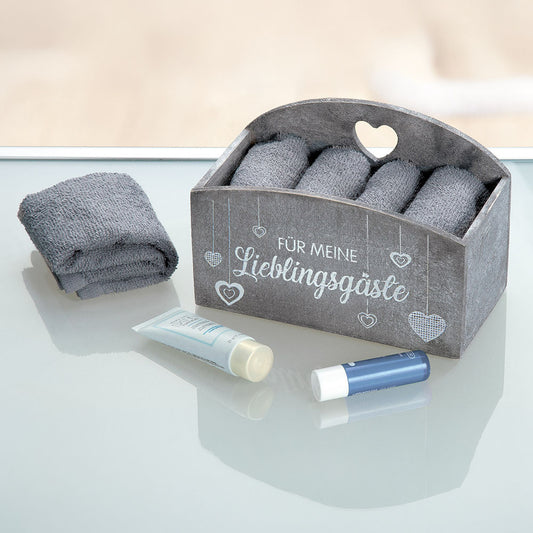 Graue Gästehandtuchbox mit der weißen Aufschrift „Für meine Lieblingsgäste“ wird inklusive vier, kleiner passender Gästehandtücher aus Baumwolle ausgeliefert. 