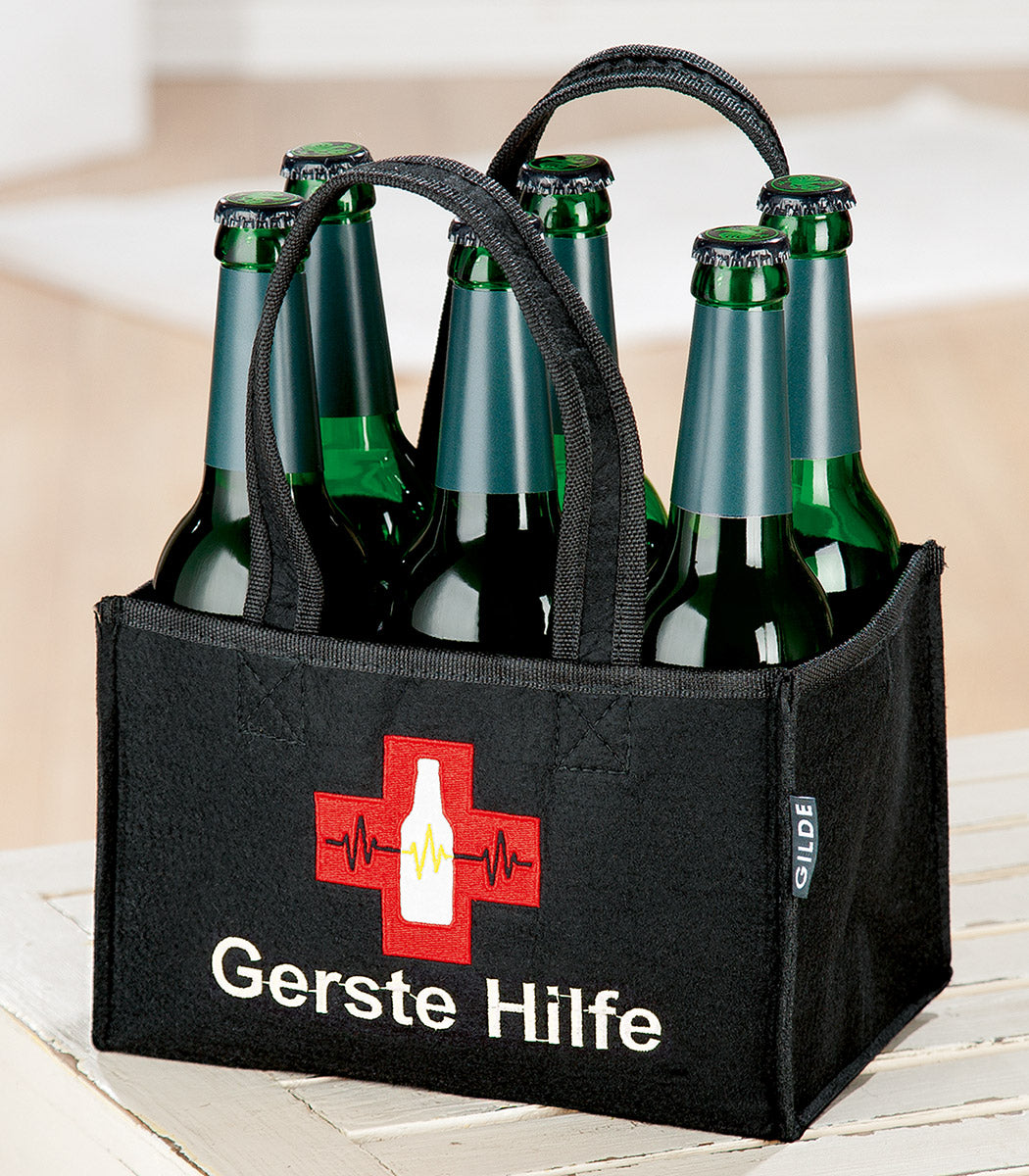Flaschentasche "Gerste Hilfe" mit Platz für bis zu sechs Flaschen. Die Tragetasche ibesteht aus schwarzem Filz mit einem roten Kreuz und der weißen Auschrift Gerste Hilfe