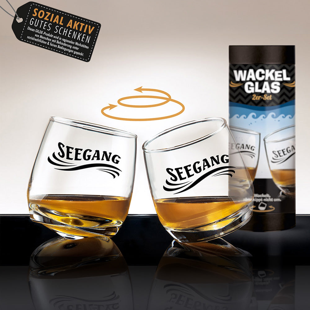 Wackelglas „Seegang“, 2er Set, die Gläser haben einen abgerundeten Boden, der ihnen eine wackelige Stabilität verleiht. Die Gläser sind mit der Aufschrift "Seegang" versehen. Diese Wackelgläser sind aus hochwertigem Glas gefertigt und haben ein Fassungsvermögen von 200 ml.