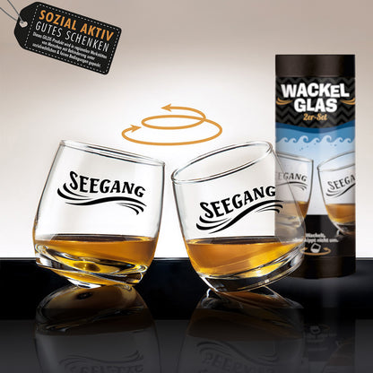 Wackelglas „Seegang“, 2er Set, die Gläser haben einen abgerundeten Boden, der ihnen eine wackelige Stabilität verleiht. Die Gläser sind mit der Aufschrift "Seegang" versehen. Diese Wackelgläser sind aus hochwertigem Glas gefertigt und haben ein Fassungsvermögen von 200 ml.
