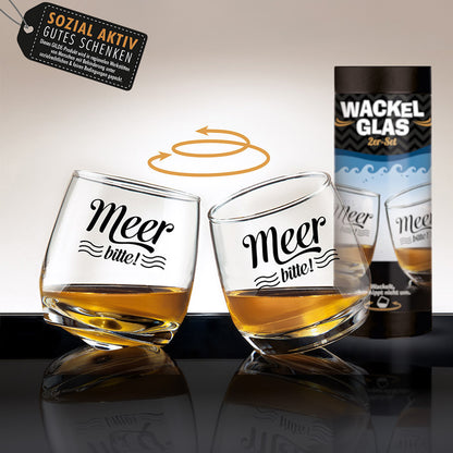 Wackelglas „Meer bitte“, 2er Set, die Gläser haben einen abgerundeten Boden, der ihnen eine wackelige Stabilität verleiht. Die Gläser sind mit der Aufschrift "Seegang" versehen. Diese Wackelgläser sind aus hochwertigem Glas gefertigt und haben ein Fassungsvermögen von 200 ml.