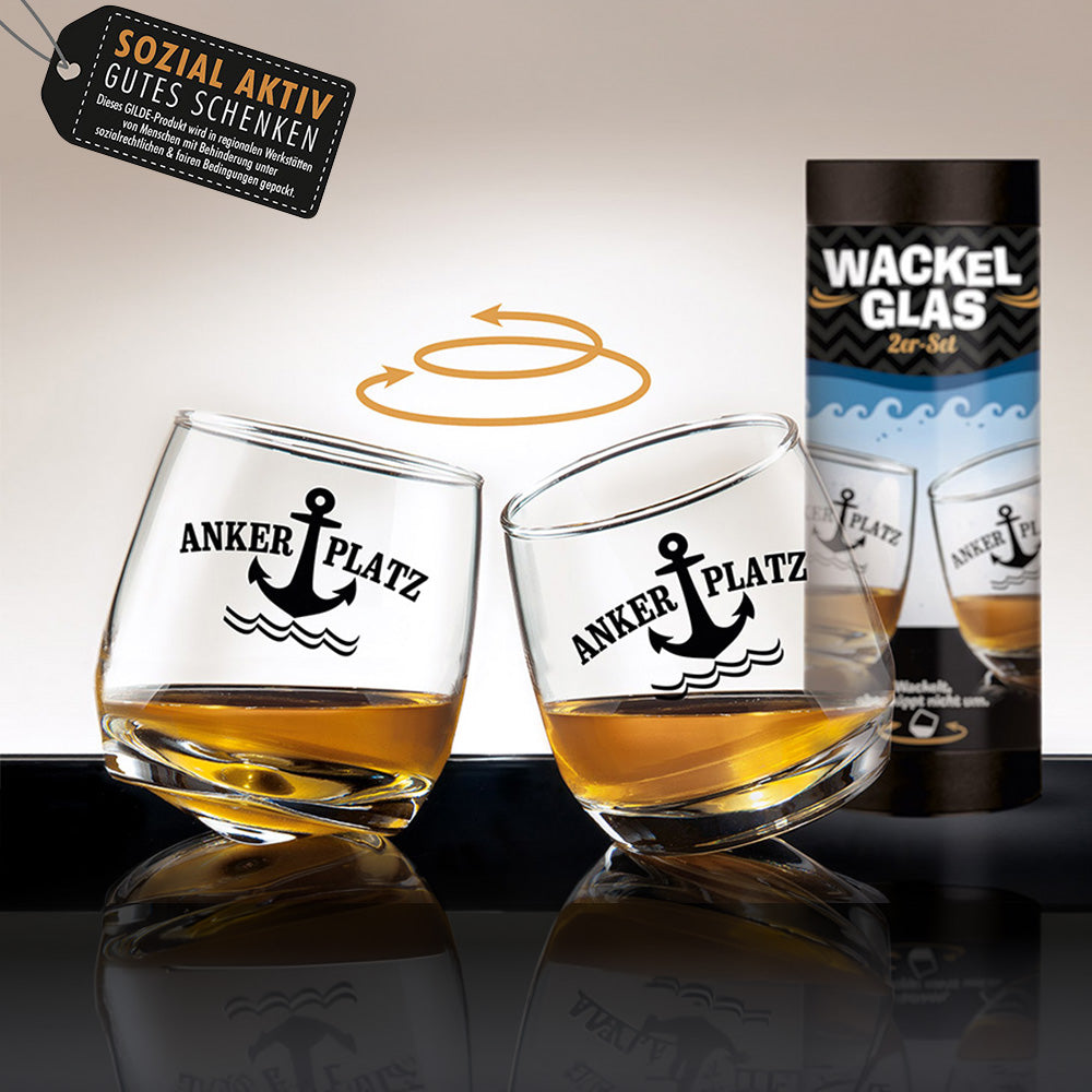Wackelglas „Anker Platz“, 2er Set, die Gläser haben einen abgerundeten Boden, der ihnen eine wackelige Stabilität verleiht. Die Gläser sind mit der Aufschrift "Seegang" versehen. Diese Wackelgläser sind aus hochwertigem Glas gefertigt und haben ein Fassungsvermögen von 200 ml.