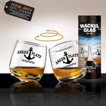 Wackelglas „Anker Platz“, 2er Set, die Gläser haben einen abgerundeten Boden, der ihnen eine wackelige Stabilität verleiht. Die Gläser sind mit der Aufschrift "Seegang" versehen. Diese Wackelgläser sind aus hochwertigem Glas gefertigt und haben ein Fassungsvermögen von 200 ml.