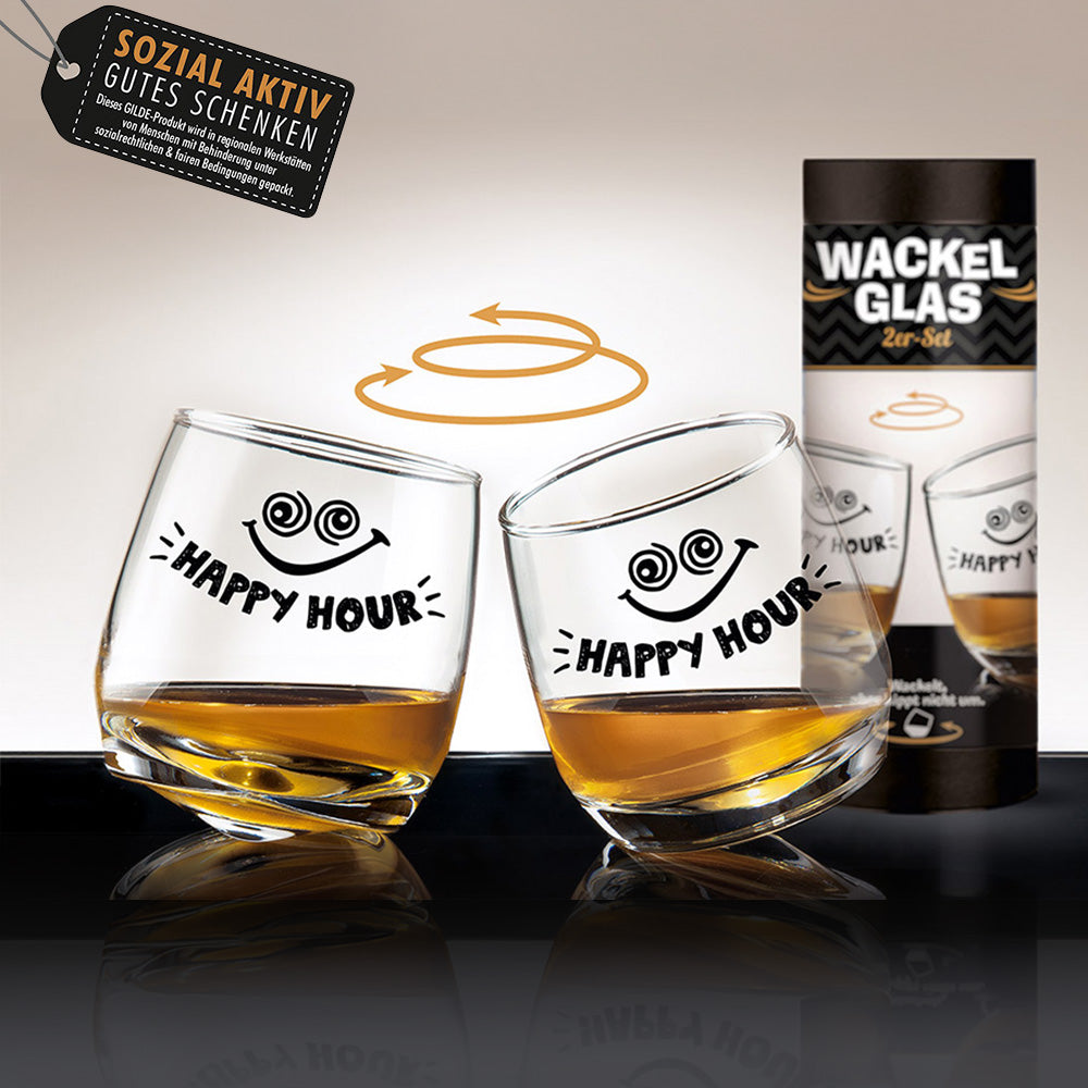 Wackelglas „Happy Hour“, 2er Set, die Gläser haben einen abgerundeten Boden, der ihnen eine wackelige Stabilität verleiht. Die Gläser sind mit der Aufschrift "Seegang" versehen. Diese Wackelgläser sind aus hochwertigem Glas gefertigt und haben ein Fassungsvermögen von 200 ml.