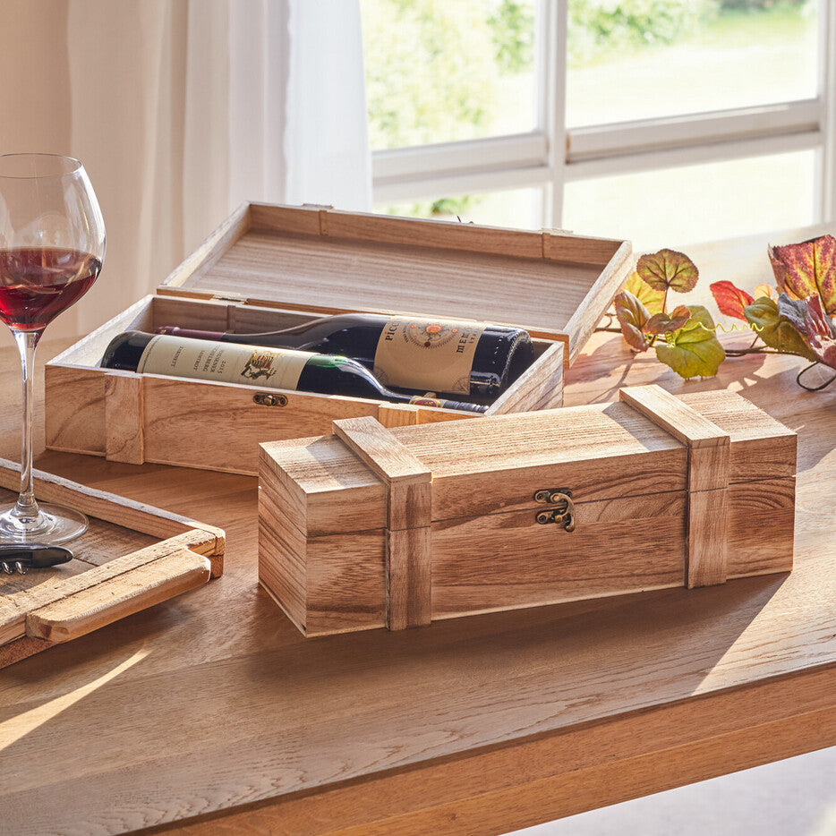 rustikale holztruhe aus mdf mit metallscharnieren und dekorativem metallverschluss. geschenkverpackung für eine flasche von frank flechtwaren.