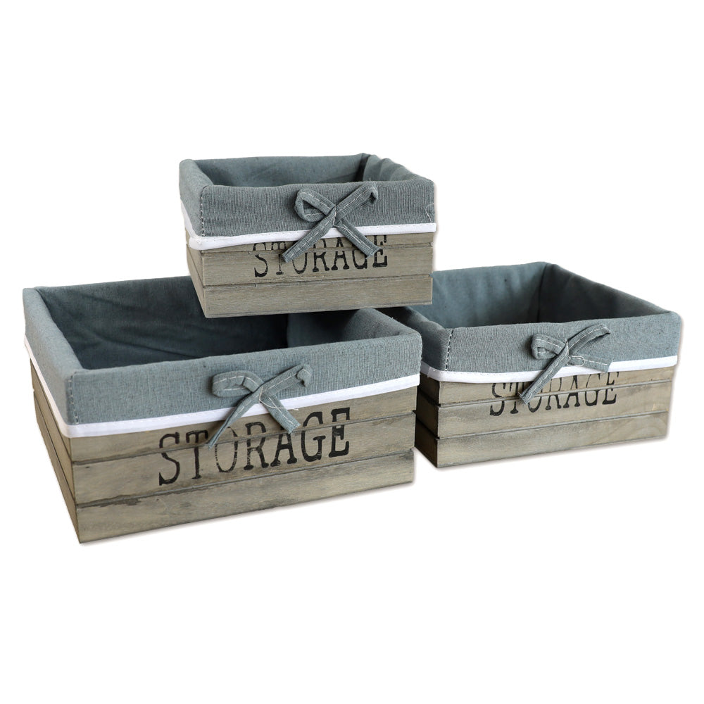 aufbewahrungskörbe aus braunem holz mit der aufschrift storage und mit grauer leinenstoffeinlage. 3er set in drei unterschiedlichen größen, rechteckig ohne deckel