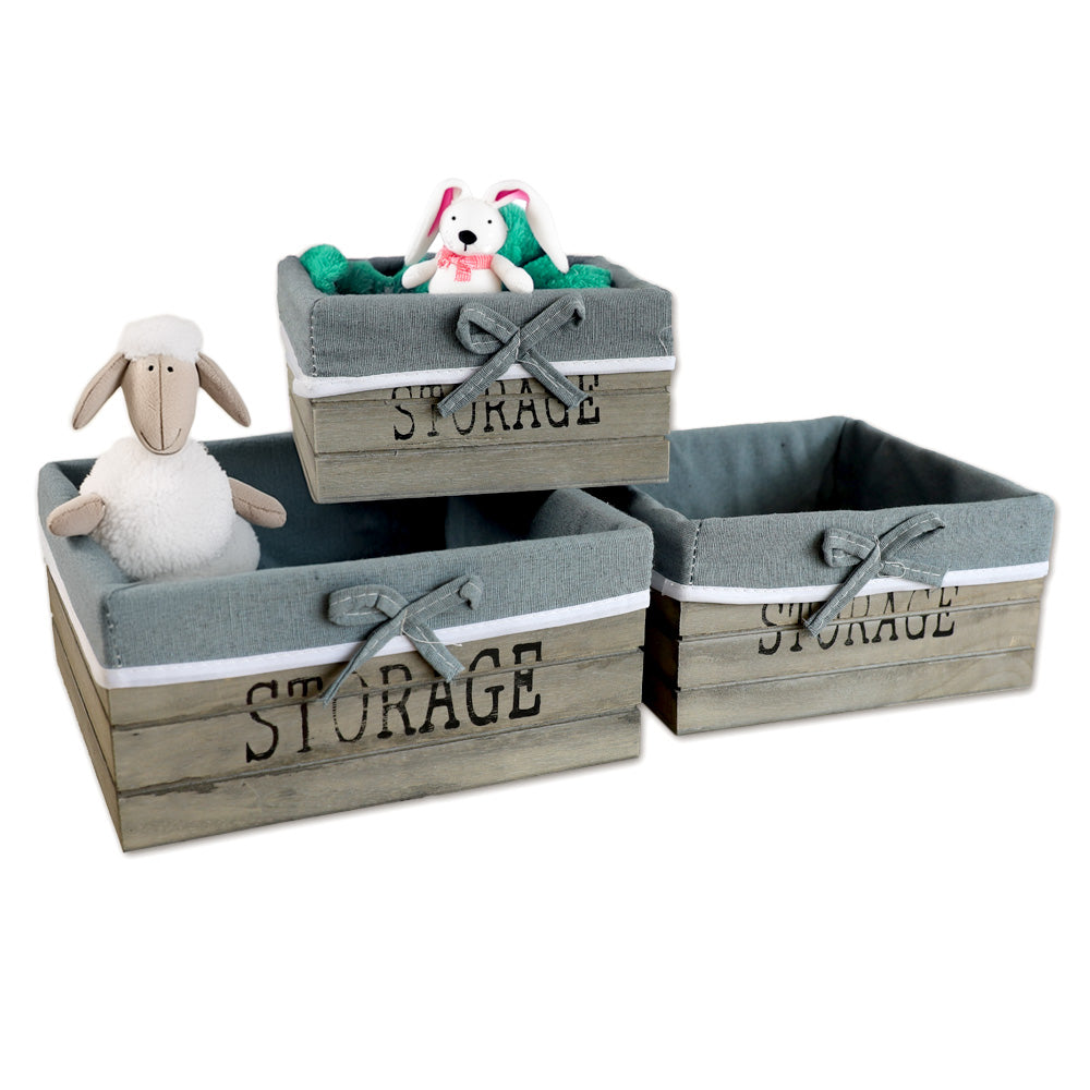 aufbewahrungskörbe aus braunem holz mit der aufschrift storage und mit grauer leinenstoffeinlage. 3er set in drei unterschiedlichen größen, rechteckig ohne deckel