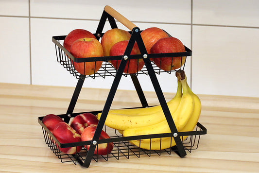 DECCARO Obstkorb/Etagere aus Metall, 2-stöckig, schwarz. Dreieckige Form mit zwei Metallgitter Etagen die unterschiedlich lang sind und hellem Holzgriff am oberen, eckigen Ende.