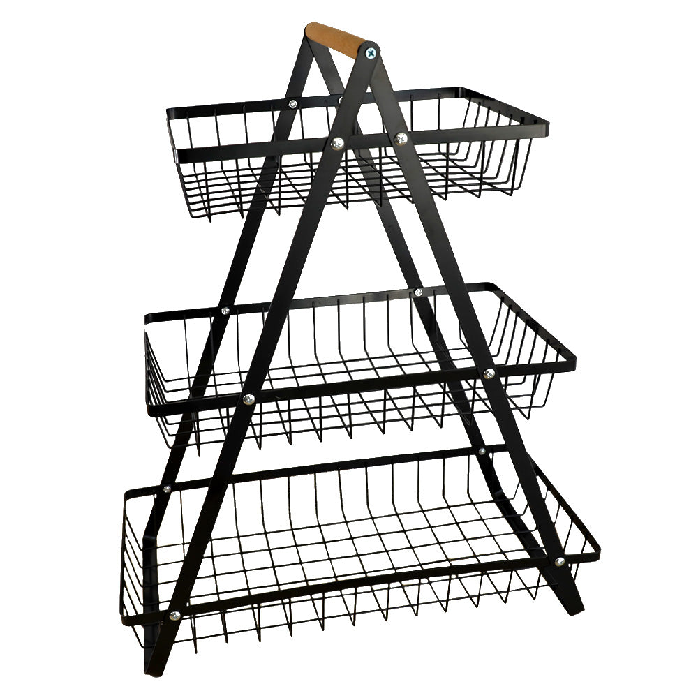 DECCARO Obstkorb/Etagere aus Metall, 3-stöckig, schwarz. Dreieckige Form mit drei Metallgitter Etagen die unterschiedlich lang sind und hellem Holzgriff am oberen, eckigen Ende.