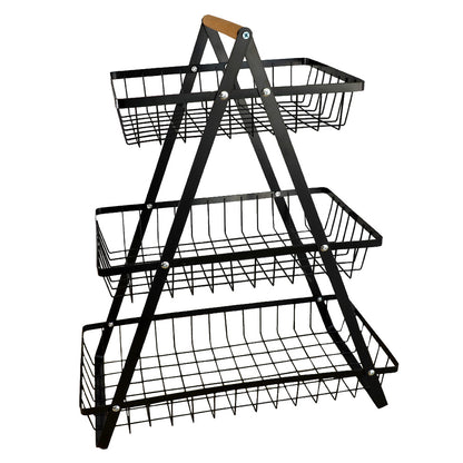 DECCARO Obstkorb/Etagere aus Metall, 3-stöckig, schwarz. Dreieckige Form mit drei Metallgitter Etagen die unterschiedlich lang sind und hellem Holzgriff am oberen, eckigen Ende.