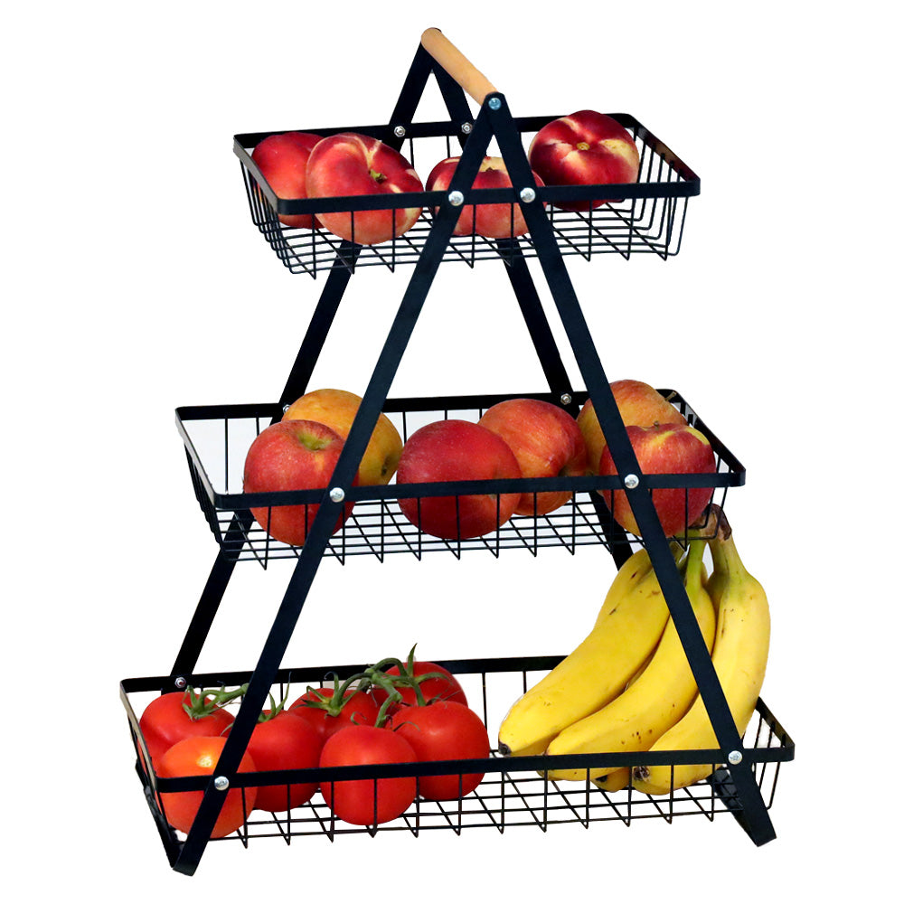 DECCARO Obstkorb/Etagere aus Metall, 3-stöckig, schwarz. Dreieckige Form mit drei Metallgitter Etagen die unterschiedlich lang sind und hellem Holzgriff am oberen, eckigen Ende.