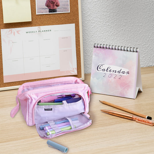 DECCARO Federmäppchen rosa. Reißverschluss oben und seitlich mit zusätzlicher seitlicher Öffnung vorne mit Schlaufen im Inneren des Mäppchens. Zusätzliche Reißverschlusstasche auf der Rückseite des Mäppchens. Seitliche Trageschlaufe.