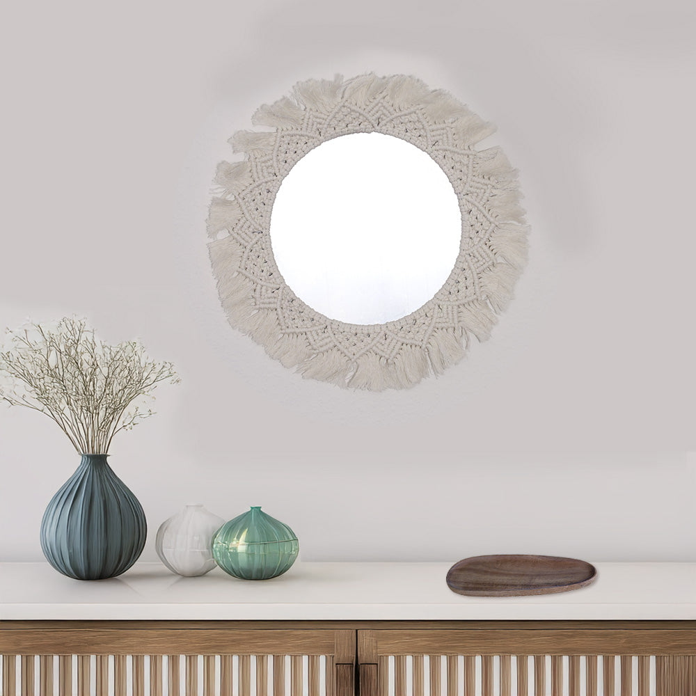 DECCARO Deko-Spiegel rund im Makramee-Boho-Design. Runder Spiegel aus Kunststoff der in ein cremefarbenes Makramee-Baumwollgeflecht eingefasst ist. 