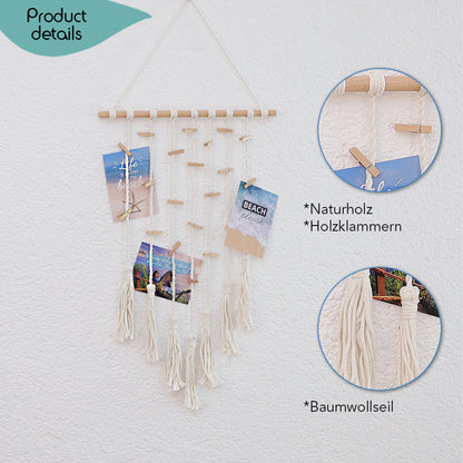 Makramee Fotoaufhänger Collage, handgefertigter Fotoaufhänger im trendigen Makramee-Stil. Horizontal angebrachter Holzstab an dem Baumwollseile, Quasten und Mini-Holzklammern angebracht sind, an denen die Fotos oder Postkarten aufgehangen werden können.