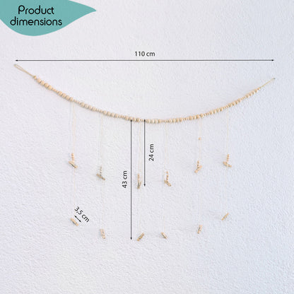 DECCARO Fotoaufhänger Cord, Fotoaufhänger aus einer hellen horizontalen Baumwollschnur auf die hellen Holzperlen aufgereiht sind. An dieser Schnur sind sechs vertikal ausgerichtete Baumwollschnüre mit Holzperlen und kleinen Holzklammern befestigt, an den Fotos und Postkarten aufgehangen werden können. 