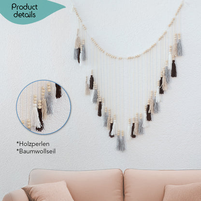 DECCARO Makramee Girlande Tassel. Kombination aus naturfarbenem Baumwollseil mit kleinen Holzperlen und vom Baumwollseil nach unten hängenden Baumwollquasten in den Farben weiß, beige, grau und braun. Oberhalb der Quasten befinden sich an jeder Quaste je drei Holzperlen.