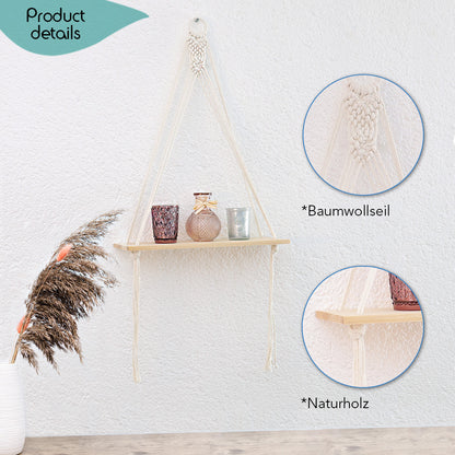 DECCARO Makramee-Hängeregal Swing. Runder Holzaufhänger ummantelt mit einem Baumwollseil. Darunter befindet sich ein Makramee Knotenmuster, von dem aus Baumwollseile mit einem stabilen Holzbrett verknüpft sind.