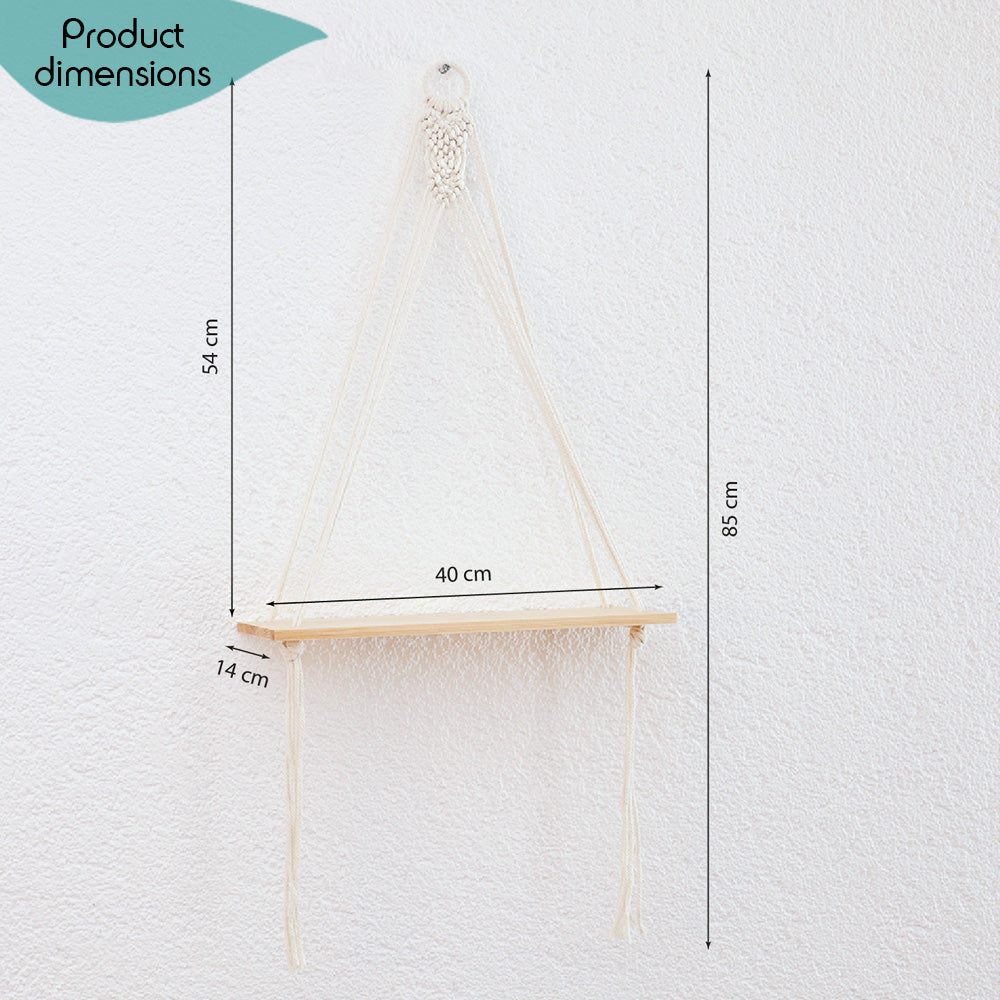 DECCARO Makramee-Hängeregal Swing. Runder Holzaufhänger ummantelt mit einem Baumwollseil. Darunter befindet sich ein Makramee Knotenmuster, von dem aus Baumwollseile mit einem stabilen Holzbrett verknüpft sind.