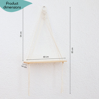 DECCARO Makramee-Hängeregal Swing. Runder Holzaufhänger ummantelt mit einem Baumwollseil. Darunter befindet sich ein Makramee Knotenmuster, von dem aus Baumwollseile mit einem stabilen Holzbrett verknüpft sind.