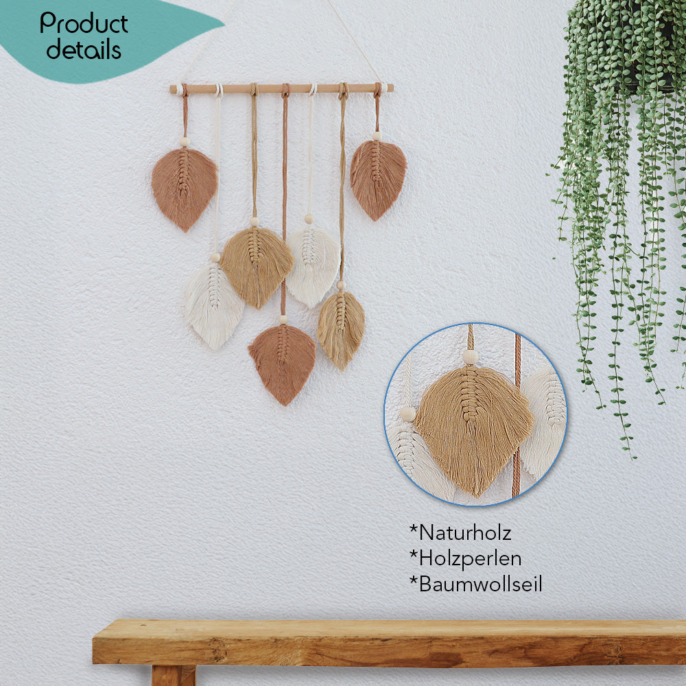 DECCARO Makramee Wanddekoration „Bar“ ockerfarben im Boho-Stil. Naturbelassene horizontale Holzstange an der Baumwollseile mit Holzperlen befestigt sind. Das Ende der Baumwollseile bilden creme, beige und ockerfarbene Baumwollschnüre in Blätteroptik. 