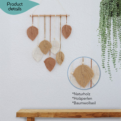 DECCARO Makramee Wanddekoration „Bar“ ockerfarben im Boho-Stil. Naturbelassene horizontale Holzstange an der Baumwollseile mit Holzperlen befestigt sind. Das Ende der Baumwollseile bilden creme, beige und ockerfarbene Baumwollschnüre in Blätteroptik. 