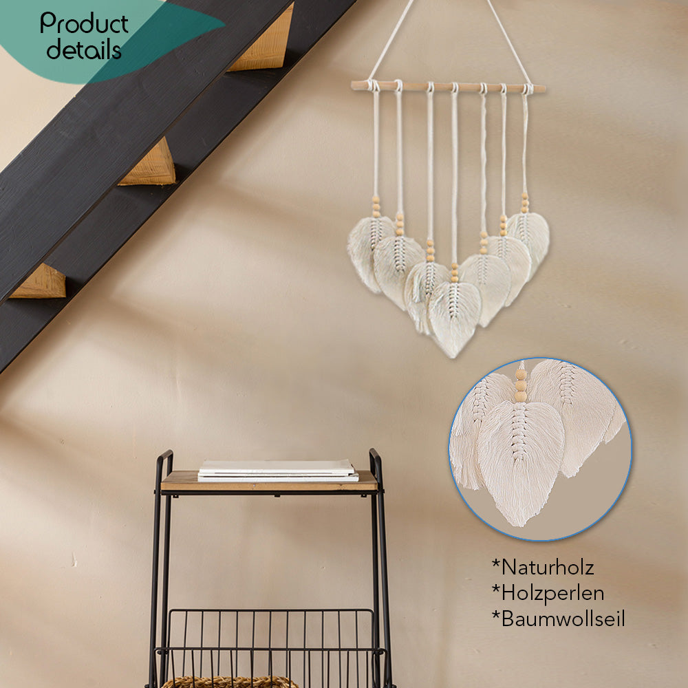 DECCARO Makramee Wanddekoration „Bar“ im Boho-Stil. Naturbelassene horizontale Holzstange an der cremefarbene Baumwollseile mit Holzperlen befestigt sind. Das Ende der Baumwollseile bilden creme Baumwollschnüre in Blätteroptik. 